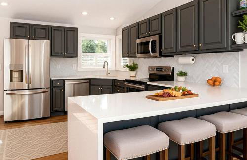 Waterfront Retreat with Spectacular Interior, Jacuzzi and Game Room in NC - Foto 29