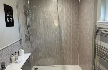 Breckland Lodge 2 with Hot Tub - Foto 16