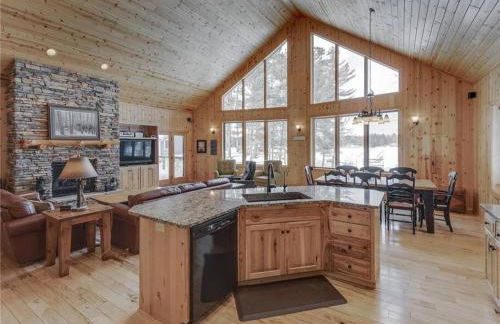 Large Log Home on Lake with Hot Tub - Foto 10