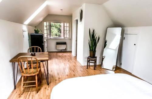 Wildland Loft Serene Mountain Retreat w Fireplace AC Fire Pit Hammock Outdoor Lounge Area Record Player Pets OK - Foto 3