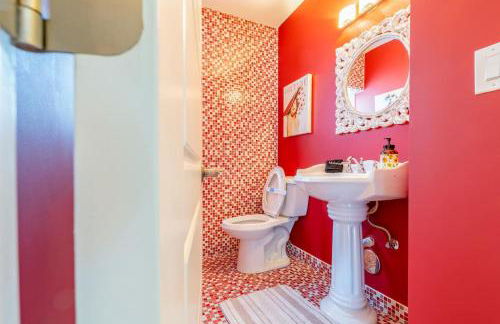 Fun Family-Friendly Poolside Escape Near Beach - Foto 26