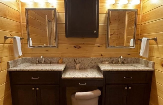 Nature lovers dream! Steps from fishing plus 140 acres of hiking! 4 Bedroom Home by RedAwning - Foto 10