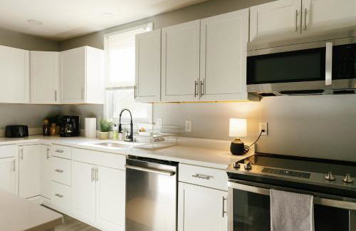 "The Homestead" UPSCALE STAY - Downtown with Yard - Foto 6