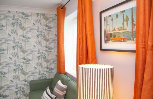 3x Bed Elegant House with Private Parking - Photo 5