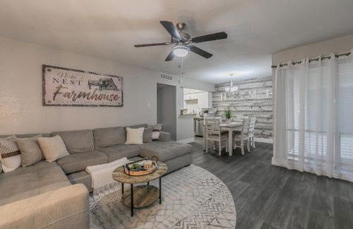 Cozy 2BR Farmhouse Apt - Sleeps 8 - FREE Parking! - Photo 1