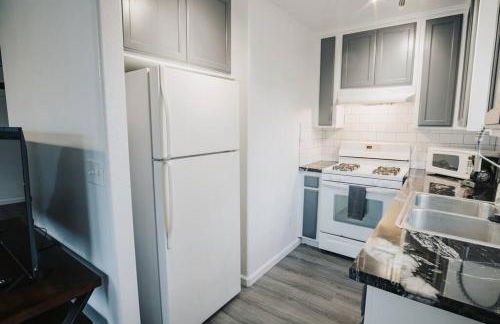 Gorgeous Upstairs Studio with Patio and Laundry - Foto 9