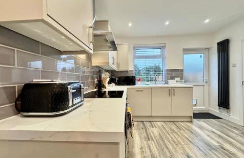 Modern 3 Bedroom Home - Free Driveway Parking - 6 Guests - Upstairs Bathroom and Downstairs WC - Foto 7