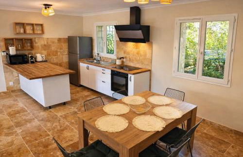 Maison en pierre avec piscine chauffée, jacuzzi et vue sur Gordes - Photo 10