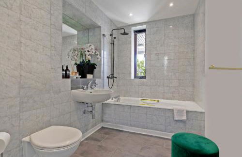 Divine Views from a Breathtaking LuxXe City Penthouse for a Gracious Life Style - Photo 23