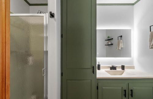 NEW! Woodland Retreat - Hot tub Game Room Firepit - Foto 12