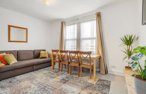 Spacious House in North London, very close to train station and bus stops, near Tottenham Stadium & lots of parking - Photo 11