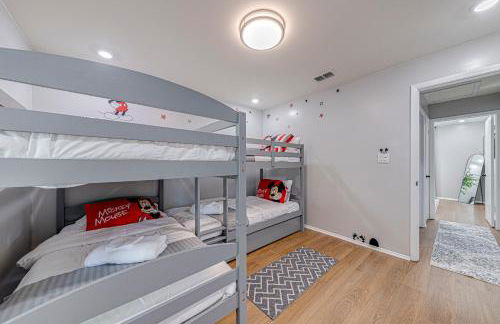 Beautiful home, centrally located to Parks with Pool - Foto 15