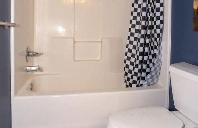 Brewster Hall - Photo 19