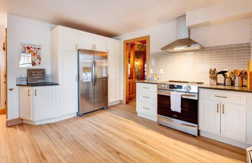 Spacious Arts Crafts Village Home Perfect Summer Base Near Trails Events - Foto 8