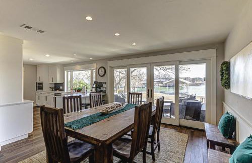 Lakefront Family Home for 12 w Picturesque Views & Patio - Foto 10