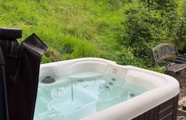 The Old Pumphouse Shepherds Hut with Hot Tub - Photo 50