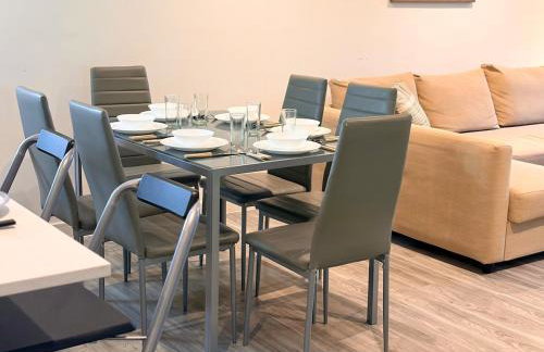 Modern and Spacious 3BR Flat W Balcony - Sleep 12 - Foto 13