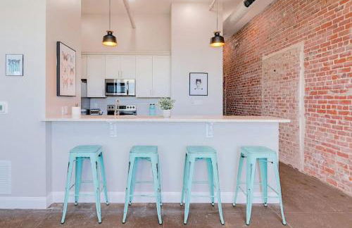 Breakfast at Tiffanys Downtown Newport News - Foto 12