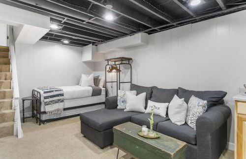 Colonial Cottage with Hot Tub & Sauna-Family Friendly - Photo 28