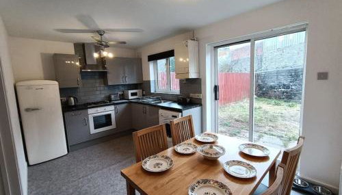Trevithick Gardens, No 47. - Foto 1, stove, pet friendly, toaster, minibar