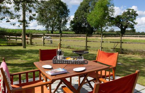 Stunning studio flat with dedicated private garden - Photo 8