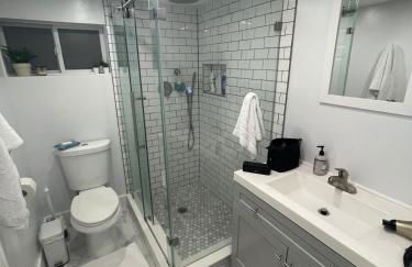 Stylish English Basement Perfect for Long Stays - Foto 9