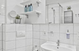 BAT Home Solutions Saarburg Altstadt - alles was ein Hotel nicht bietet - 3 Apartments 45 bis 75 qm für bis zu 12 Personen - direkt unter der Burg - 2 Min zur Altstadt - Weinbergblick, Heimkino und E-Ladesäulen - Foto 13