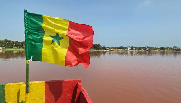 Excursión privada a la Reserva de Bandia y Lago Rosa - Foto 3, La bandera de Senegal ondeando en el Lago Rosa