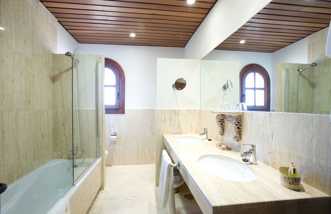 Hotel de Bodegas Hacienda Albae - Photo 22