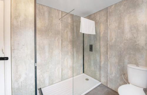 4BR House By Astra Residences Short Lets & Serviced Accommodation Stanley With Free Parking & Instant Booking - Foto 29