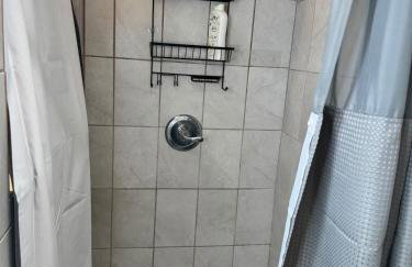 Julie's Cozy 2 Bedroom Basement Apartment - Foto 12