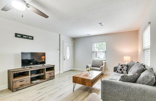 Steps to Seawall Fenced Family Home in Galveston! - Foto 1