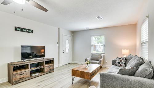 Steps to Seawall Fenced Family Home in Galveston! - Foto 1