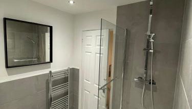 Lovely 2 bed house Cannock Driveway for 2 vehicles Perfect for contractors Business Travellers Short Stays Close to M54 M6 i54 A38 A5 McArthur Glen Designer Outlet - Foto 2