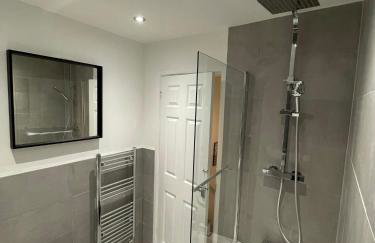 Lovely 2 bed house Cannock Driveway for 2 vehicles Perfect for contractors Business Travellers Short Stays Close to M54 M6 i54 A38 A5 McArthur Glen Designer Outlet - Foto 2