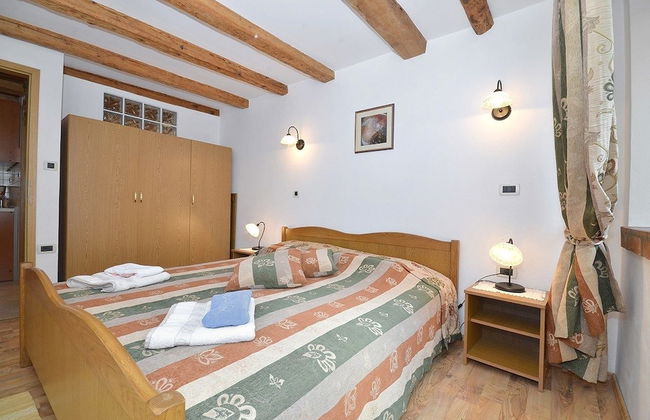 Bella Vista Apartments - Photo 2