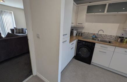 Large Modern House with Private Parking - Foto 12