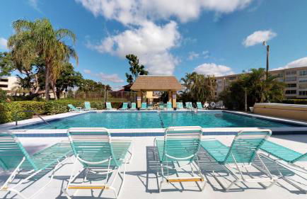 End Unit Steps from Beach Access w/ No Crazy Beach Prices - Foto 6