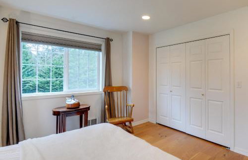 Central 4-Acre Cottage with Deck Walk to Bay! - Foto 13