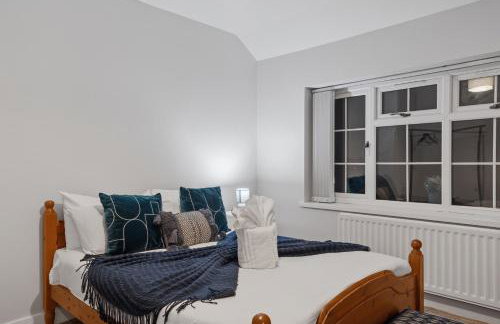 Spacious Modern 4BR Home 2 Luxury Bathrooms Private Parking Near M54, M6, JLR & WV1 - Foto 27