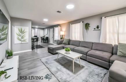 Comfy 5BR Holiday Home with Hot Tub, 10min from NGR Stadium - Foto 1