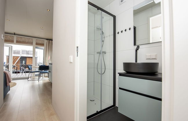 Modern Houseboat With View of the Lake - Foto 11