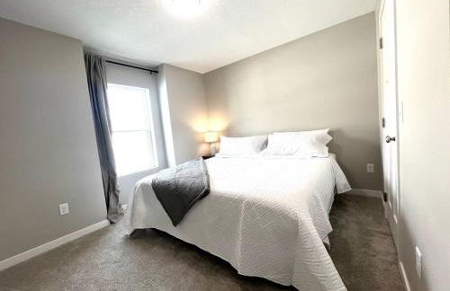 Central Cedar Falls Townhome - King Beds! - Foto 10