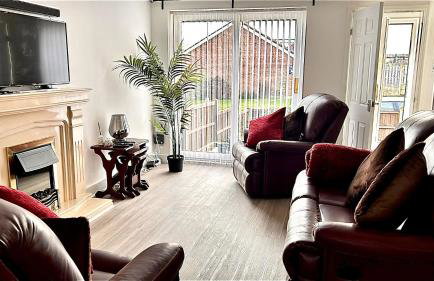 Peaceful 2-Bed Bungalow with Garden & Parking in Bramley Village, Rotherham - Foto 1