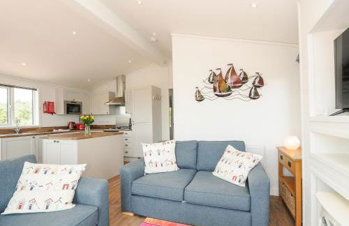 Midway Lodge - Photo 8