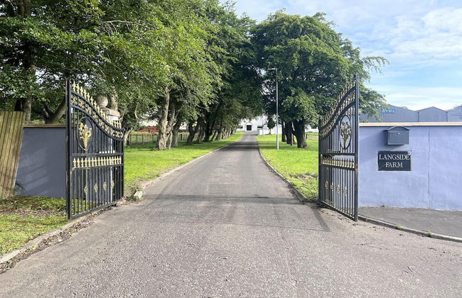 Captivating 2 Bed Apartment in Newhouse - Photo 1