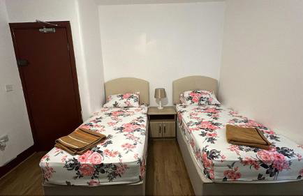 LARGE SELF CATERING HOUSE WITH WiFi CLOSE TO TRANSPORTS - Photo 2