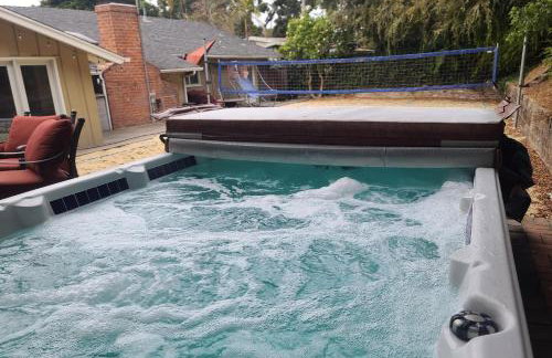 Westside Retreat w Yard, Grill, Hot Tub, Near Sofi Stadium, LAX, and the Beach - Foto 1