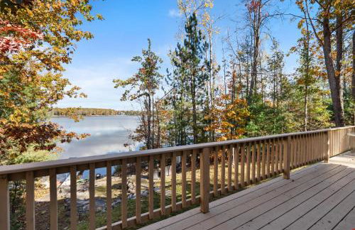 Lakefront Getaway with Kayaks, Fire Pit and Views - Foto 3