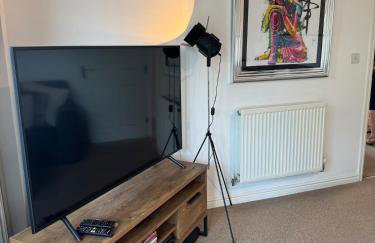 Uxbridge-Modern 2 bed Apt with Lift & Parking - Photo 24